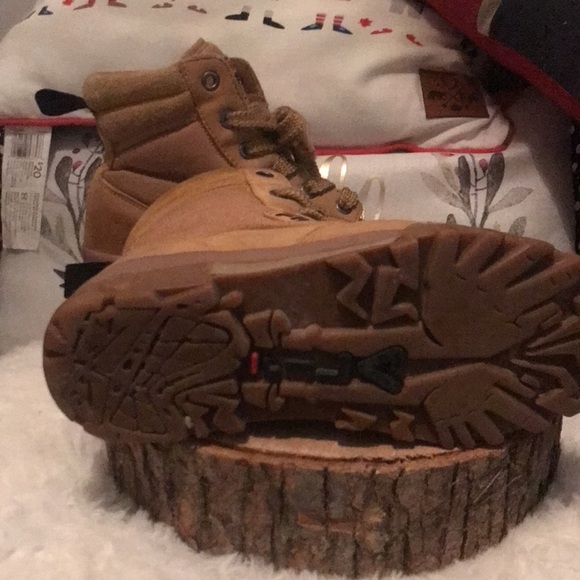 Fila ladies hiking boots in Good condition. One shoe is slightly darker . - Picture 7 of 7